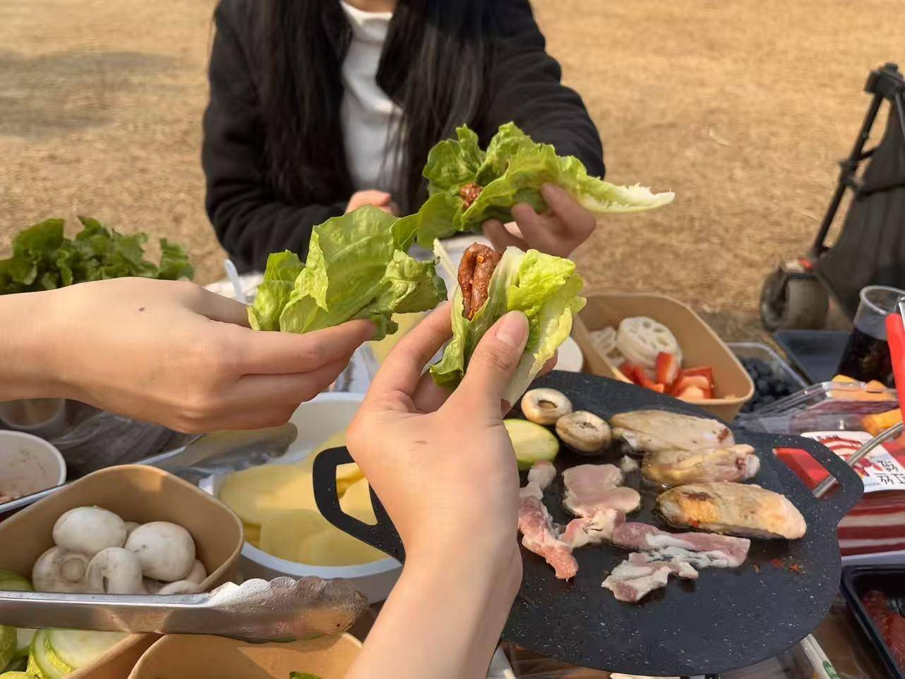 上新、围炉煮茶走俏成都户外又“忙”起来了冰球突破爆百万大奖冬季露营升温！取暖装备(图3)